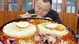 早餐3袋泡面，4顆雞蛋，配合炸雞和各種小配菜，一頓狂炫，太過癮