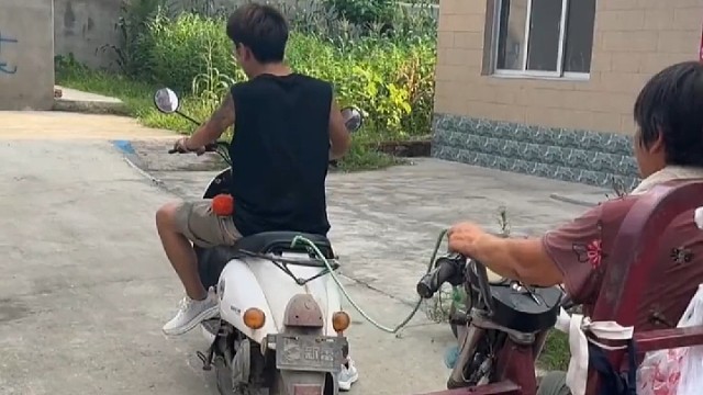 即被绳子打，又被绳子骂！