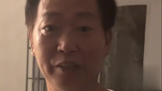 新主播决赛现场商家企业抢人签约商家直言只要人才肯来，出高价也愿意。