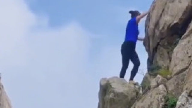 危险！游客爬泰山仙人桥，脚下是万丈悬崖
