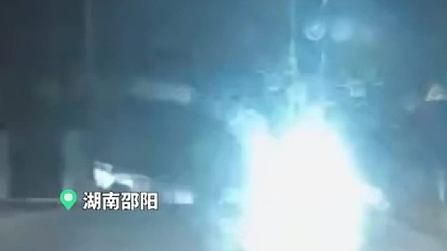 夜间滥用远光灯事故发生一瞬间！
