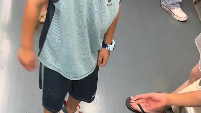 地铁上玩游戏的双胞胎兄弟，周围的乘客偷偷的乐但不吱声