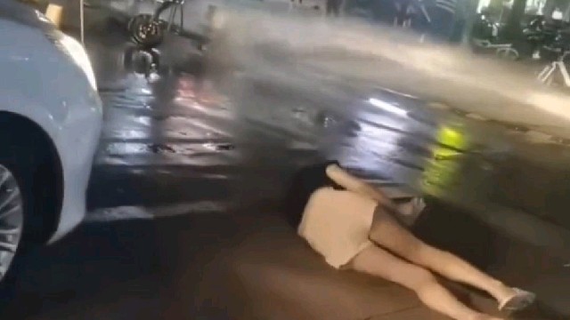 网友本想拍一下救火视频，没想到另有主角