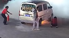 面包车进加油站突然起火，女加油员20秒生死处置