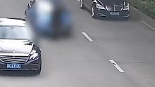 老人任性横穿马路，轿车躲闪不及将其撞飞