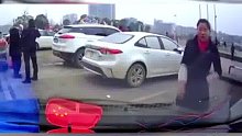 人肉占车位还这么狂？视频车做法太解气，这种情况你会怎么做？