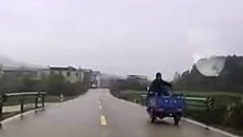 三轮车路口突然转弯，被超车轿车撞进水田！