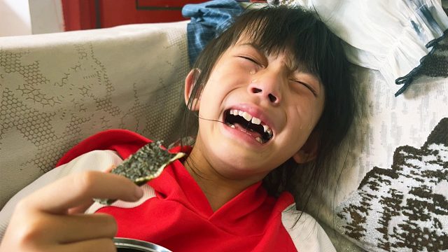 姐姐比弟弟大6岁，却被弟弟欺负，姐姐哭得很伤心