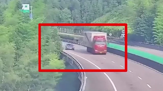 小车驾驶人因挂挡不顺导致车辆转弯处低速行驶！