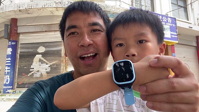 6岁儿子想要电话手表，父亲带他去买，没想到免费得了一个