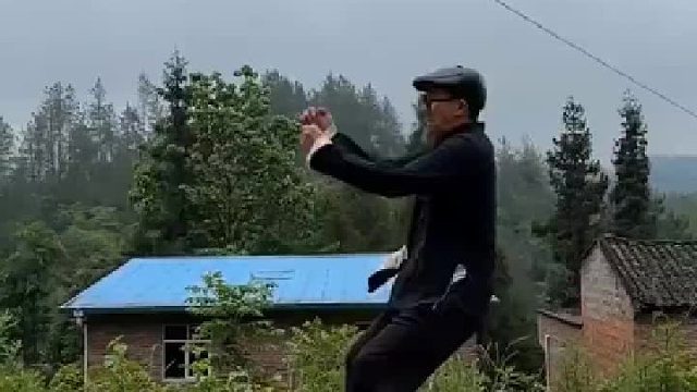 重庆小伙苦练“轻功水上漂”，拉杆“蜻蜓点水”震撼网友