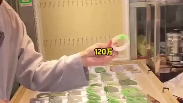 孝顺孙女用人生第一笔工资给奶奶买翡翠手镯，奶奶会喜欢吗？