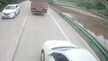 小车违规超车，险被夹成“肉夹馍”。