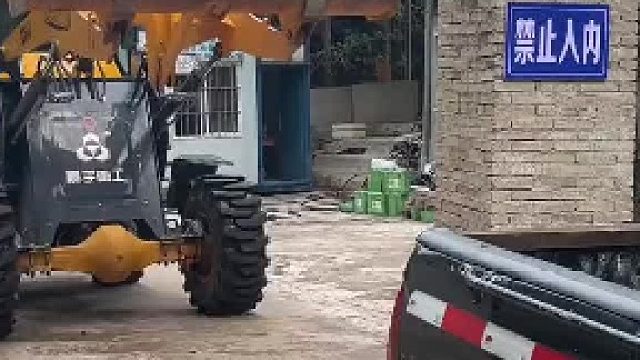 我是真的没想到铲车倒出来一头猪