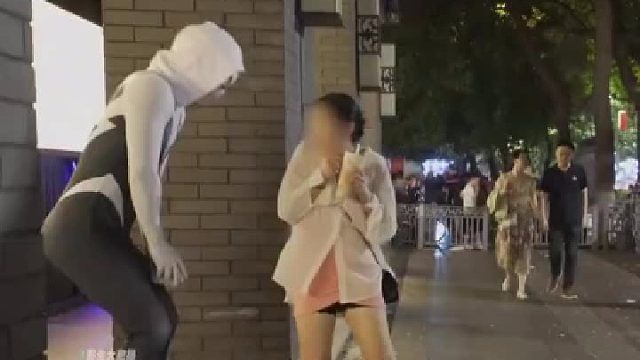 女孩子好好走路不要老惦记路边雕塑