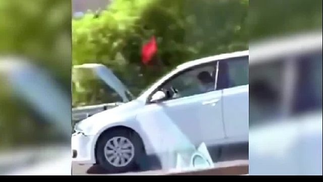 谜一样的女司机引擎盖开着淡定开车！