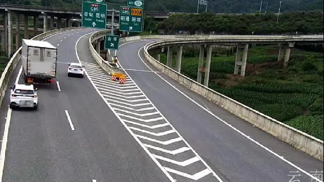 小车高速突然减速停车，导致后方两车发生碰撞！