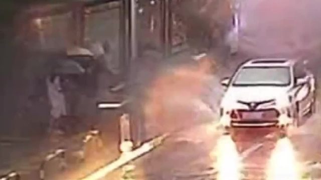 下雨天车辆疾驰而过，溅公交车行人一身水！