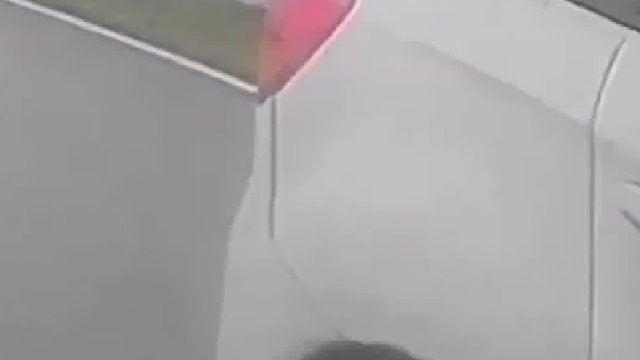 睡眠不足强撑驾驶，追尾货车后又撞高速护栏！