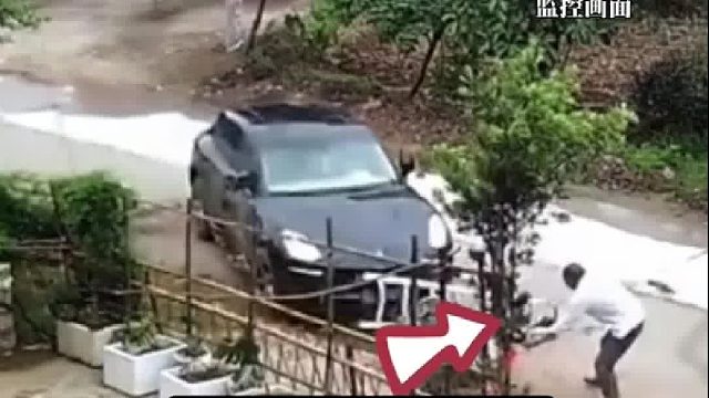 男子骑电瓶车被一小车撞飞！