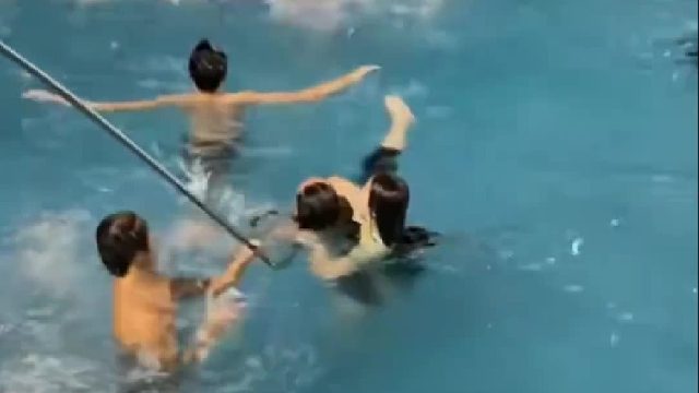 一水上乐园造浪池多位游客呛水扑腾小男孩连喊救命工作人员：总要扑腾的我们这不用穿救生衣