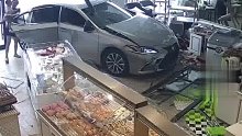 女司机驾车撞入面包店，从后座抱出婴儿惊魂未定