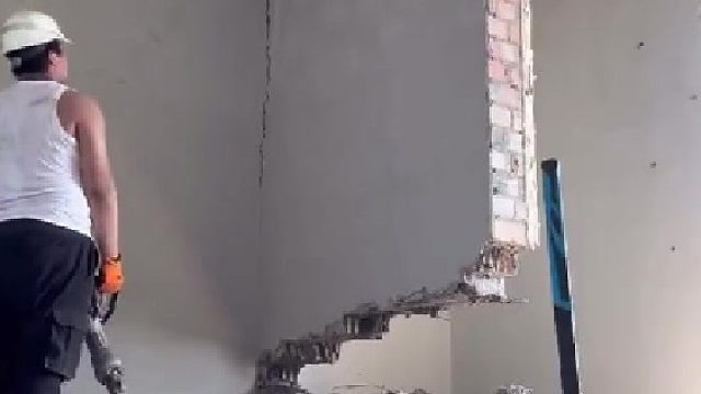 他还试图用手扶一下！