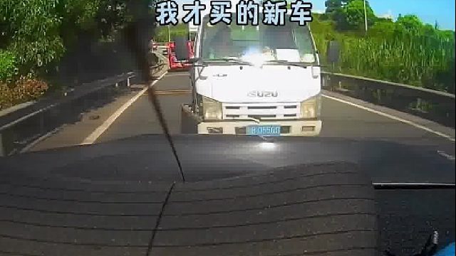 我才买的新车就被追尾了！