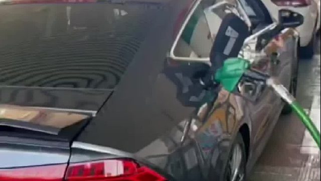 男子要加50块的油，结果加油站却加了5050！