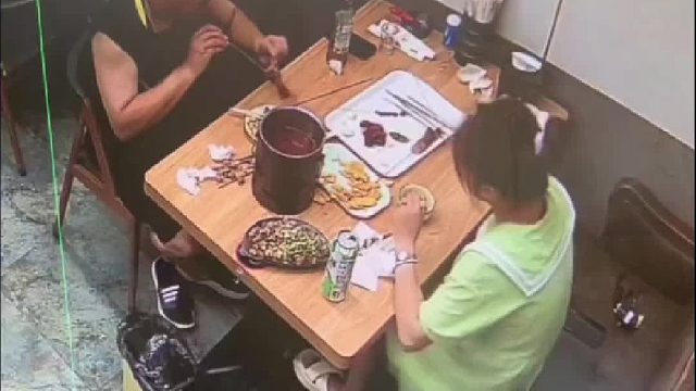 女子去饭店吃饭两次投诉吃到毛发，于是店家调看视频发现这女子爱“挠痒”