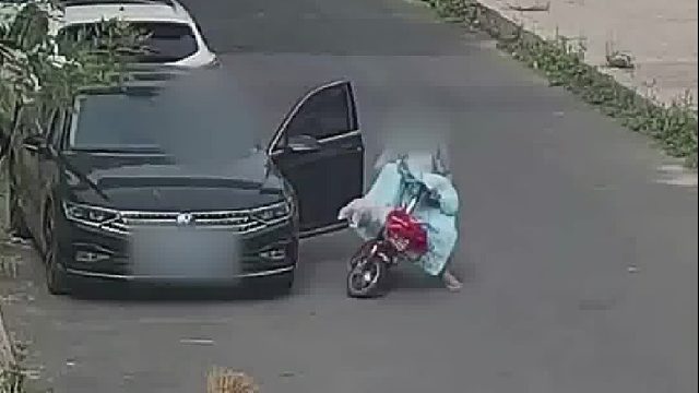 又是开车门惹的祸！