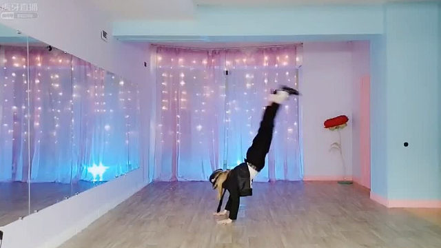 自娱自乐_俄罗斯教主才艺表演嘉宾22.07.15_铁锤(安吉丽娜)10