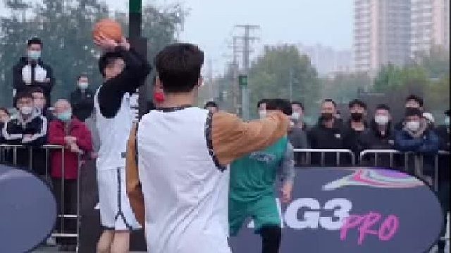 换个角度，确实奔着造犯规去的