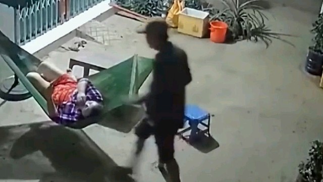 女子在家门口乘凉时被抢手机，男子抢完还打了她一巴掌