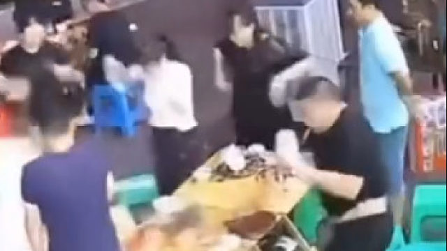 住户嫌楼下烧烤店太吵 直接往楼下扔