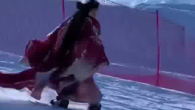 95后小姐姐穿汉服滑雪，惊艳众人，真的很像御剑飞行