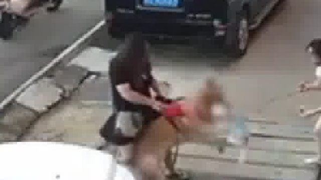 未拴绳的金毛将女子扑倒在地，疯狂撕咬其小狗，女子拼命哭喊