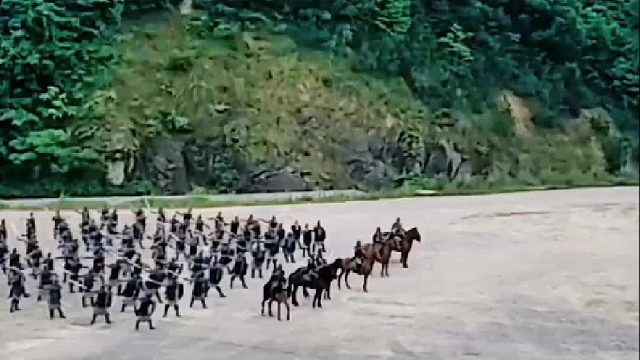 战马：咱先把敌人逗笑，笑到无力再战