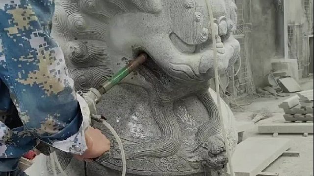 石狮子嘴巴里的石球是怎么进去的