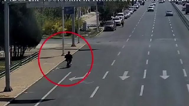 电动车一路逆行不戴头盔！