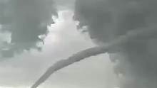 天空中突然出现龙卷风，直接穿入云层之中。网友：哪位道友在此修炼。
