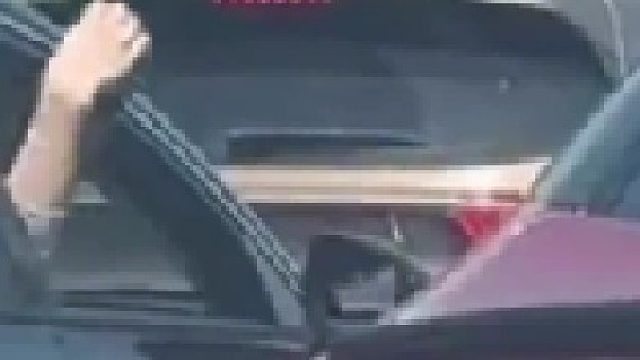 网友开车偶遇最礼貌加塞，一通操作行云流水！