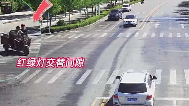 艺高人胆大，骑车不看红绿灯