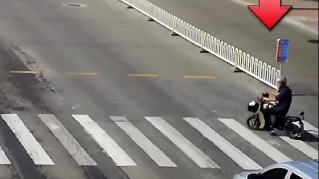 电动车驾驶员不要拿生命闯红灯！