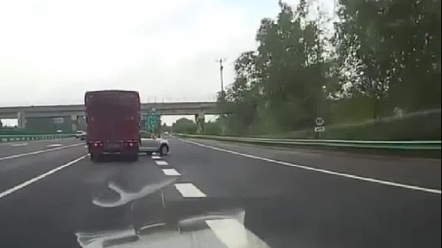 又是错过出口强行变道！