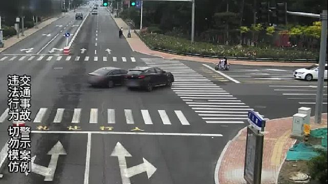 黑色轿车分心误闯红灯撞上SUV！