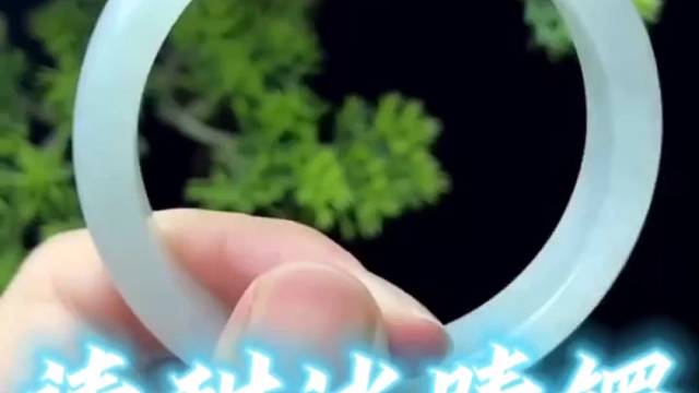 这手镯甜得像果冻一样！喜欢的话，告诉小陆吧~