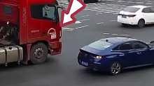 无接触交通事故！轿车撞上电动车，一旁违停的大货车担主责