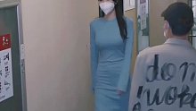 公司某女子从男厕所出来，淡定的样子吓坏同事……网友：没想到你同事女装还挺好看