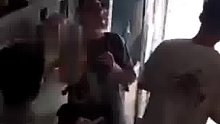 因为同是白色衣服，女子认错男友